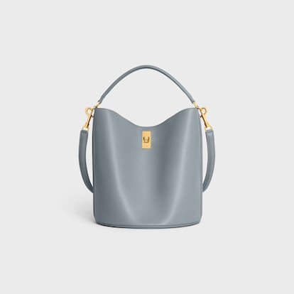 Elegante y funcional al mismo tiempo. Así es este modelo de Celine en azul grisáceo que se puede llevar en el hombro, en la mano o como una bandolera. 2300 euros.