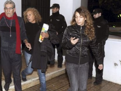 Montes Neiro sale con varios familiares del juzgado de Marbella tras ser puesto en libertad con cargos la noche del viernes.