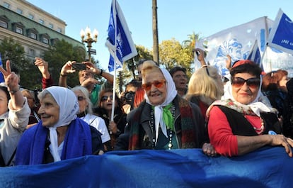 Madres de Plaza de Mayo, arropadas por simpatizantes, marchan el &uacute;ltimo jueves antes de su 40 aniversario. 