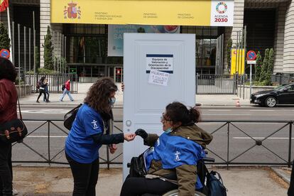La puerta ante la que varias decenas de personas han hecho cola, de manera simbólica, en la protesta de este martes en Madrid.