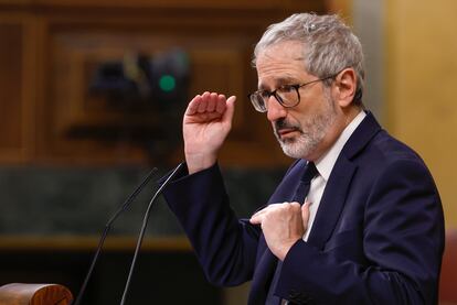 El diputado de Sumar Carlos Martín Urriza interviene durante el Pleno del Congreso este martes, en Madrid.