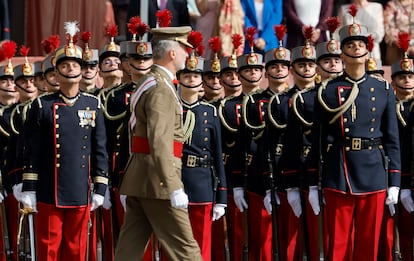 El rey felipe VI pasaba ante la princesa Leonor y los otros cadetes del curso en la Academia Militar de Zaragoza, este sábado.