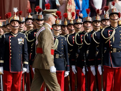 El rey felipe VI pasaba ante la princesa Leonor y los otros cadetes del curso en la Academia Militar de Zaragoza, este sábado.