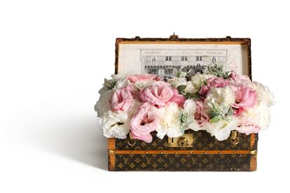 El baúl de flores en lona Monogram, con el que Louis Vuitton quiso agradecer a sus clientas su fidelidad, cuenta con una bandeja de zinc para aislar la humedad y el agua.
