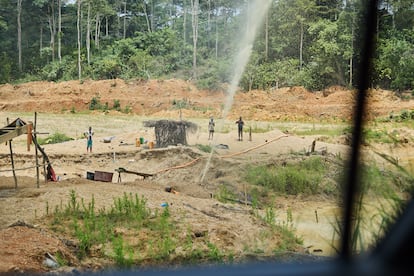 En este tipo de minería se bombea agua de los ríos y luego se separa la arena del oro, que a menudo sale de esta región de contrabando.  