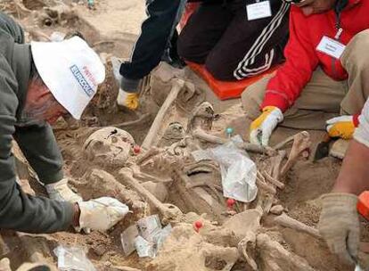 Excavación de una fosa común con fusilados en la Guerra Civil cerca de Lerma (Burgos).