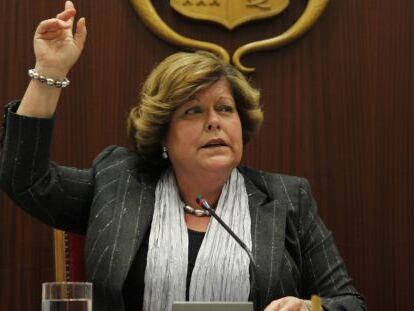 La alcaldesa de Novelda, Milagrosa Mart&iacute;nez, durante el pleno en el que la oposici&oacute;n ha pedido su dimisi&oacute;n por G&uuml;rtel.