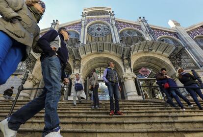 Imagen de la puerta principal del Mercado Central de Valencia, una construcción de estilo modernista que visitan unas 70.000 personas, entre clientes y turistas, al año.