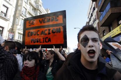 Los estudiantes recorren el centro de Madrid en una manifestaci&oacute;n contra la reforma educativa del Ministerio de Educaci&oacute;n 