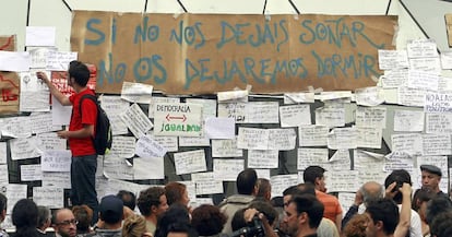 Carteles de protesta en la acampada de la Puerta del Sol de Madrid por el 15-M, en 2011.