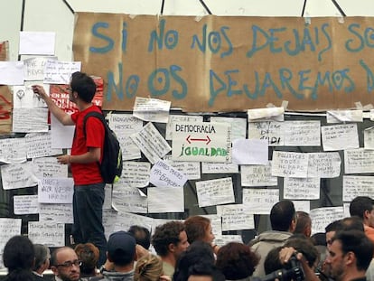 Acampada reivindicativa en la Puerta del Sol de Madrid convocada por la plataforma Democracia Real Ya!, movilización de protesta contra la situación política y social impulsada por el conocido como movimiento 15-M, en mayo de 2011.
