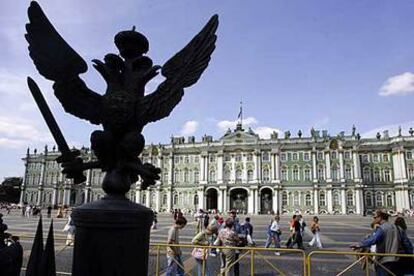 Turistas pasean frente al Palacio de Invierno, el edificio principal del Museo Hermitage de San Petersburgo.
