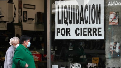 Una tienda con el cartel de liquidación durante la tercera ola de la pandemia de coronavirus, en el centro de Madrid.