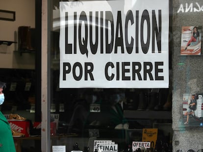 Una tienda con el cartel de liquidación durante la tercera ola de la pandemia de coronavirus, en el centro de Madrid.