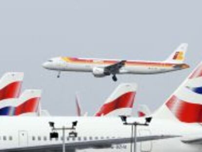 Aviones de British con uno de Iberia despegando de fondo.