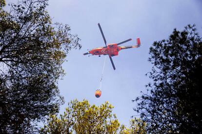 Las altas temperaturas, vientos de 40 kilómetros por hora y una humedad del 20 por ciento han dificultado los trabajos de extinción.