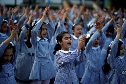 Estudiantes palestinas durante el primer día de colegio en una escuela de Gaza gestionada por la Agencia de Naciones Unidas para los Refugiados de Palestina en Oriente Próximo (UNRWA).