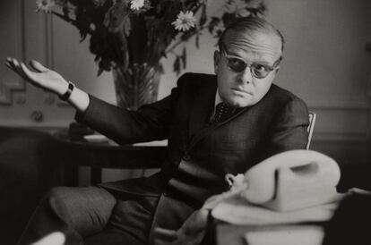 Truman Capote en su habitación del Hotel Ritz, en París, en 1966.