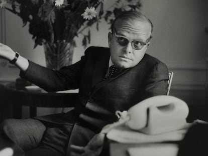 Truman Capote en su habitación del Hotel Ritz, en París, en 1966.