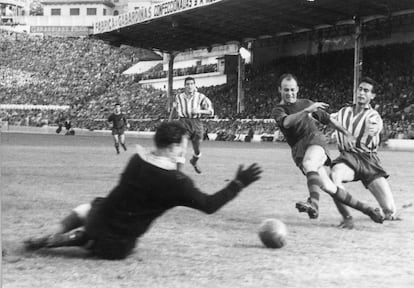 César Rodríguez Álvarez, jugador del F. C. Barcelona conocido como " El Pelucas" , bate al portero Pazos, durante un partido contra el Atlético de Madrid en el hoy desparecido estadio Metropolitano en los años 50. El Pelucas es el máximo goleador azulgrana en la Liga de Fútbol.