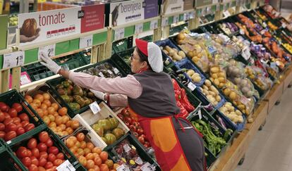 Una trabajadora coloca mercancía, en uno de los supermercados Consum de Valencia.