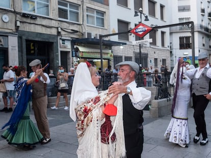 Baile de chulapos en la salida de la boca de metro de Lavapiés, durante las fiestas del barrio.