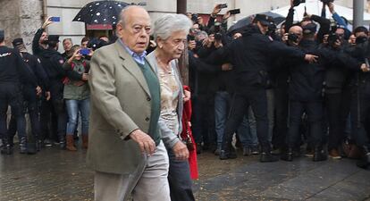 La Audiencia Nacional investiga desde hace casi tres años el origen del patrimonio de Jordi Pujol Ferrusola, hijo mayor del matrimonio formado por el expresidente de la Generalitat Jordi Pujol Soley y Marta Ferrusola. En la imagen, Jordi Pujol junto a su mujer Marta Ferrusola, salen de su vivienda de Barceloba tras el registro policial.