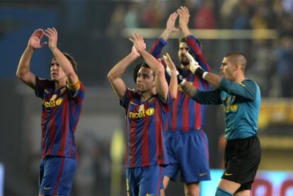 Los jugadores del Barcelona agradecen a los aficionados el apoyo tras el partido ante el Villarreal.