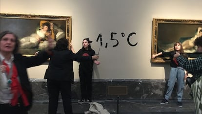 Activistas de la organización ecologista Futuro Vegetal se pegan al marco de los cuadros de 'Las Majas' de Goya en el Museo del Prado, en noviembre de 2022.