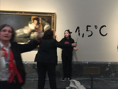 La pintada realizada por dos activistas ecologistas entre 'Las majas' de Goya, este sábado en el Museo del Prado, en Madrid.