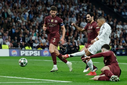 Kylian Mbappé remata ante los defensores del Manchester City el segundo gol del Madrid ante el City.