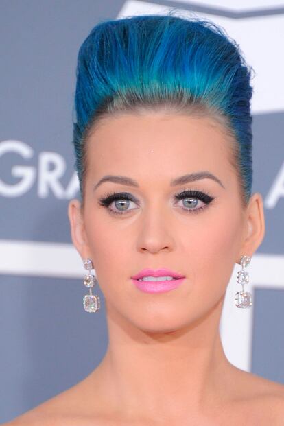 Lo de Katy Perry es un caso extraño. Su tono natural es rubio oscuro aunque lo lleva decolorado para poder aplicarse esos tintes azules y rosas. En esta ocasión, su raíz natural ya asoma bajo ese tupé color pitufo.