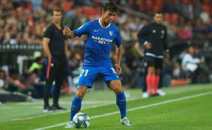 Óliver Torres controla el balon durante el último Valencia-Sevilla.