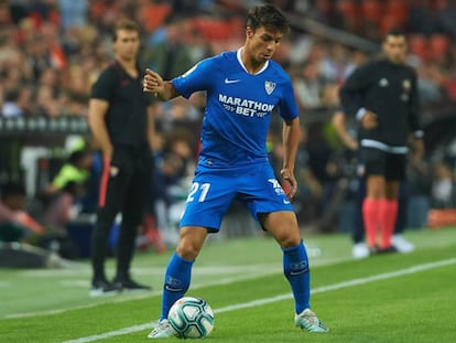 Óliver Torres controla el balon durante el último Valencia-Sevilla.