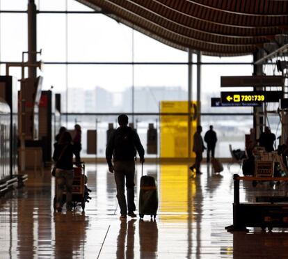 Viajeros en el aeropuerto de Barajas. 