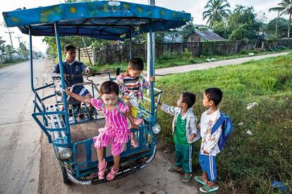 Mae Sot es un importante puesto fronterizo entre Tailandia y Myanmar (Birmania) donde se concentran refugiados e inmigrantes. Wai Wai Htun es la menor de seis hermanos de una de las familias que llegaron a este enclave en 2012 en busca de trabajo después de que el ciclón Nargis destruyera su casa en Myanmar. Como es la pequeña, su madre quiere que se centre en los estudios. Cada día camina 40 minutos hasta la parada del somlot (rickshaw a motor). Forma parte del segundo grupo de estudiantes. El profesor Thi Ha los recoge. “Si no lo hiciera, el 50% no vendría”, asegura.