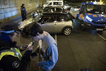 Un conductor realiza la prueba de alcoholemia en el túnel del paseo de la Castellana.