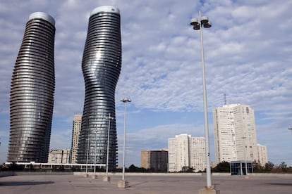 Los habitantes de Mississauga, ciudad satélite de Toronto, bautizaron como Marilyn Monroe la primera de las dos torres construidas que se contonean como un reloj de arena. Los dos edificios curvados, proyectados por el estudio de Pekín MAD Architects, fueron construidos entre 2007 y 2012 y han recibido diversos premios a construcciones en altura. El primero tiene 56 pisos y mide 170 metros, y el segundo, 50 pisos y 150 metros.