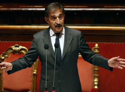 El ministro de Defensa italiano, Ignazio La Russa, ha negado ante el Senado las acusaciones del diario británico.