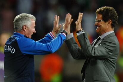 Fabio Capello celebra la clasificación con un ayudante.