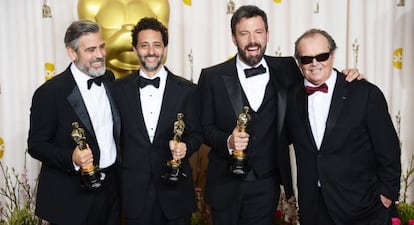 George Clooney, Grant Heslov, Ben Affleck, coproductores de &#039;Argo&#039; y Jack Nicholson, que entreg&oacute; el premio a mejor pel&iacute;cula.