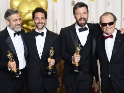 George Clooney, Grant Heslov, Ben Affleck, coproductores de &#039;Argo&#039; y Jack Nicholson, que entreg&oacute; el premio a mejor pel&iacute;cula.