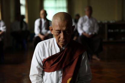 Un residente participa en una meditación matutina en el Hogar para Ancianos de Hninzigone, en Yangon (Myanmar).