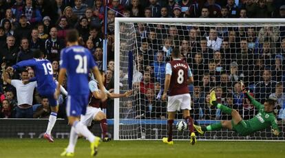 Diego Costa bate a Heaton, portero del Burnley.