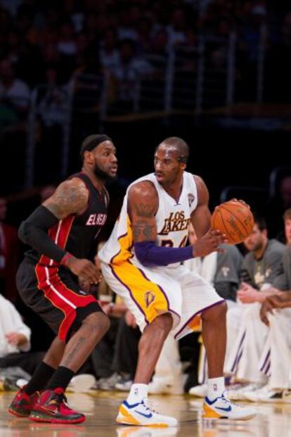 LeBron James marca a Kobe Bryant en una imagen de archivo.