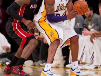 LeBron James marca Kobe Bryant, em uma imagem de arquivo.