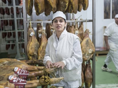 Desislava Tsvetanova, trabajadora de la fabrica de embutidos La Hoguera, una empresa soriana con casi la mitad de extranjeros en su plantilla.