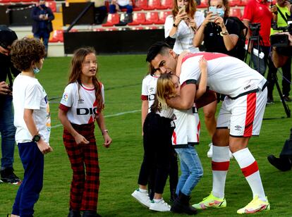 Falcao con sus hijos durante su presentación en Vallecas.