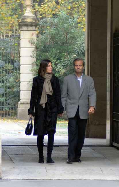 La modelo Mar Flores y su marido, el empresario Javier Merino, pasean por Milán en noviembre de 2009.