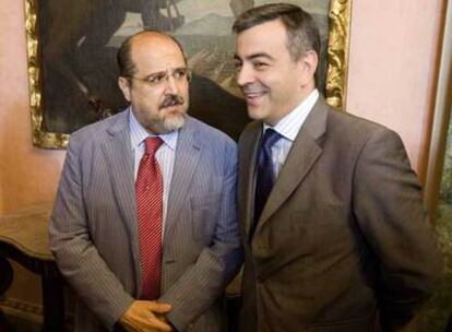 El candidato del PSOE en Álava, Juan Carlos Prieto (izquierda), y el del PP, Javier de Andrés.